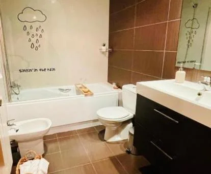 Baño con bañera de hidromasaje privada de este apartamento independiente.