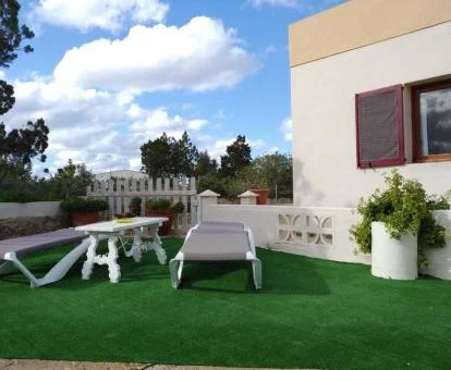 Zona exterior con mobiliario de esta casa rural independiente.