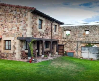 Hermosa casa rural de piedra con amplios jardines.