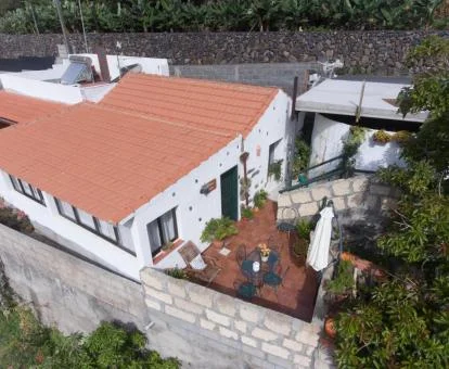 Vista aérea de esta casa rural con terraza.