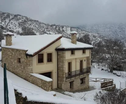 Edificio de este alojamiento rural en un tranquilo entorno nevado para explorar.
