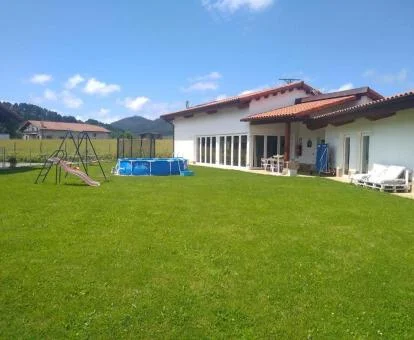 Zona exterior de este hel boutique rural con mobiliario al aire libre.