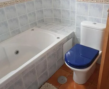 Bañera de hidromasaje privada de uno de los apartamentos con vistas al mar del establecimiento.