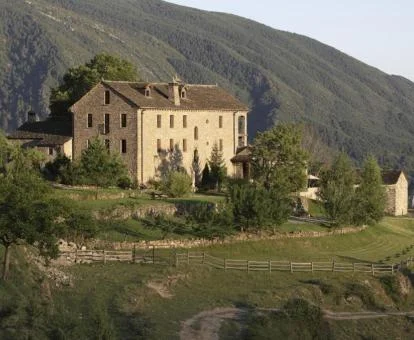 Espectacular hotel rural en un tranquilo entorno natural para explorar y disfrutar de la naturaleza.