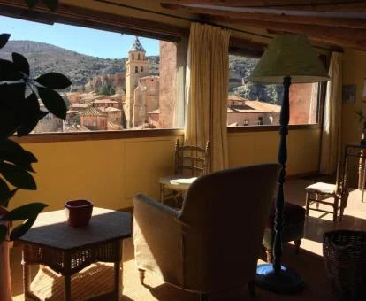 Uno de los acogedores espacios con vistas al pueblo de este hotel boutique.