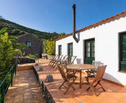 Edificio de este alojamiento rural rodeado de vegetación con zona exterior.