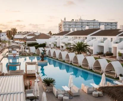 Maravillosa zona exterior con piscina y solarium de este hotel con encanto.