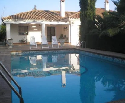 Una de las casas rurales del alojamiento con acceso a la piscina comunitaria.