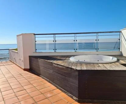 Terraza con jacuzzi privado al aire libre del ático de lujo de un dormitorio de este establecimiento.