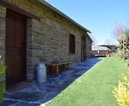 Alojamiento rural con zonas exteriores y casas de piedra.