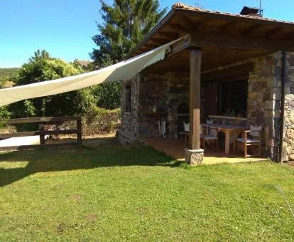Bonita casa de piedra con zonas exteriores ideal para parejas.