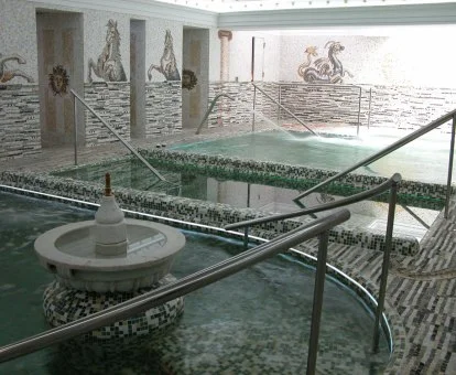 Zona de aguas del centro de bienestar del hotel.