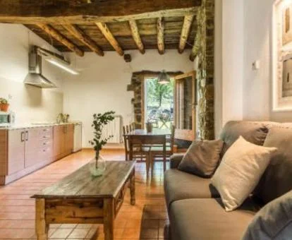 Interior de una de las preciosas casas rurales de este establecimiento en la naturaleza.