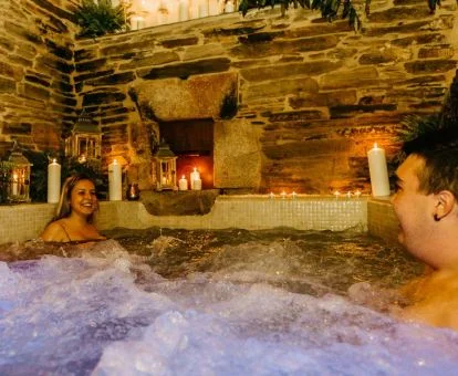 Pareja disfrutando de las instalaciones de bienestar del spa.