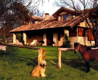 Edificio de este establecimiento rural con amplios jardines y animales.