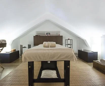 Sala para masajes y tratamientos del centro de bienestar del hotel.