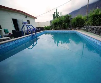 Una de las acogedoras casitas rurales con piscina privada del establecimiento.