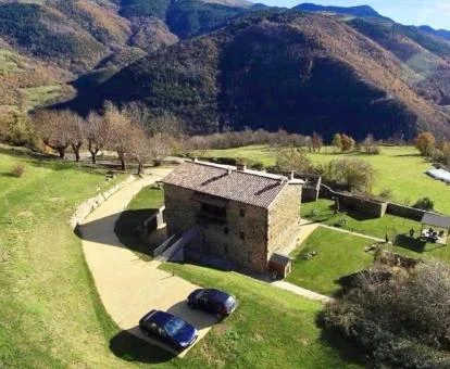 Edificio de piedra de este hermoso hotel rural rodeado de zonas verdes.