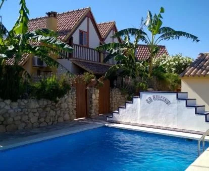 Zona exterior con piscina de este establecimiento ideal para descansar.