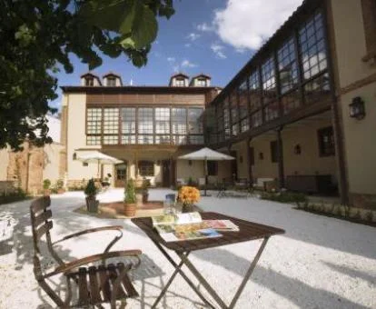 Hermoso patio interior con mobiliario de este hotel boutique.