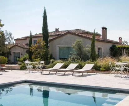 Hermoso edificio de este hotel boutique con piscina al aire libre y solarium.