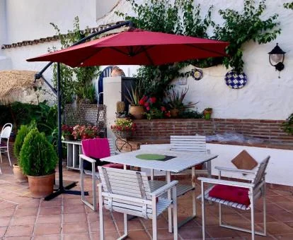 Agradable zona exterior amueblada de este coqueto apartamento independiente. 