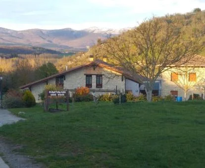 Edificio rústico de este agroturismo rodeado de espacios naturales para explorar.