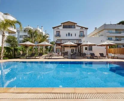 Hotel con encanto con amplia piscina exterior y zonas al aire libre.