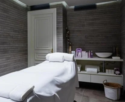 Sala para masajes y tratamientos del centro de bienestar del hotel.