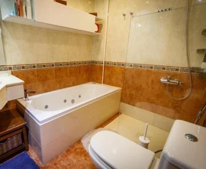 Baño con bañera de hidromasaje privada de este apartamento independiente.