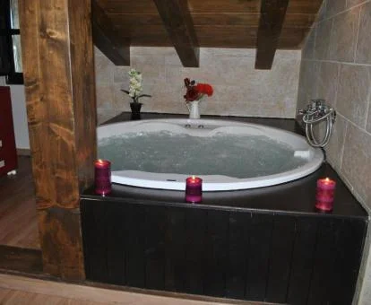 Jacuzzi privado circular de uno de los apartamentos superiores del establecimiento.