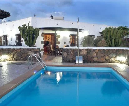 Acogedor alojamiento rural con piscina privada al aire libre.