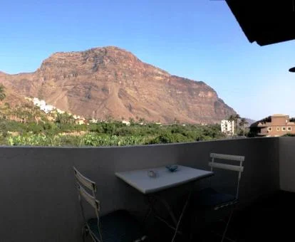 Terraza privada con vistas a las montañas del apartamento ático de este establecimiento.
