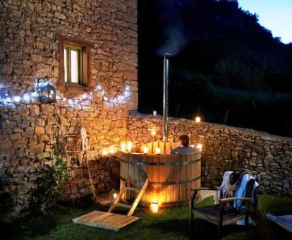 Mujer disfrutando de la bañera de bienestar en el exterior de una de las habitaciones del hotel.