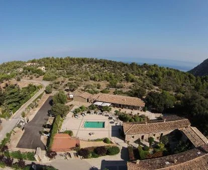 Vista aérea de este acogedor hotel rural en un tranquilo entorno para explorar.