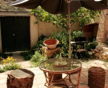 Agradable terraza privada con barbacoa y jardín de esta preciosa casa independiente.