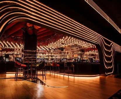 Precioso bar con iluminación elegante de este hotel romántico.