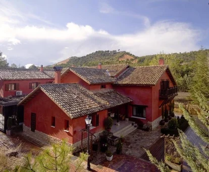 Edificio de este establecimiento en un entorno rural tranquilo rodeado de vegetación.