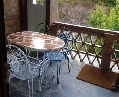 Comedor con maravillosas vistas a la naturaleza de esta preciosa casa independiente.