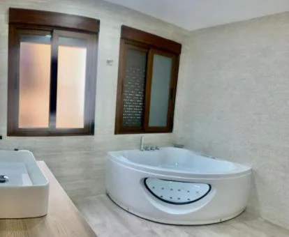 Amplio jacuzzi privado de este apartamento independiente.