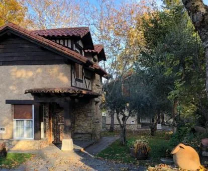 Hermosa casa rural con bellos jardines y zona exterior.