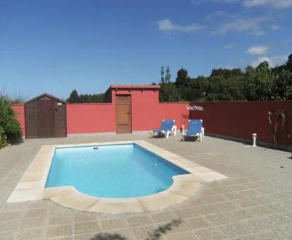 Zona exterior con piscina privada de esta casa rural independiente.