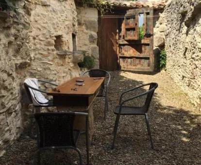 Agradable zona exterior con comedor al aire libre de esta casa rural independiente.