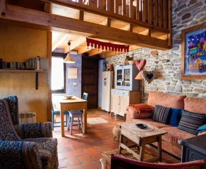 Salón rústico de esta coqueta casa independiente.