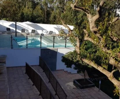 Zona exterior con piscina de este establecimiento rural.