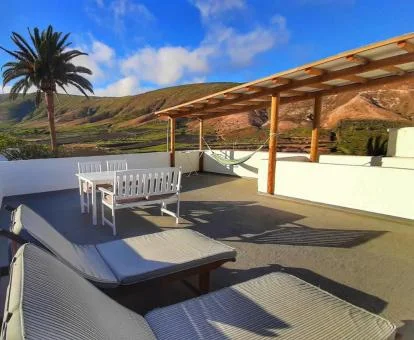 Terraza solarium con vistas a las montañas que rodean este maravilloso alojamiento rural.