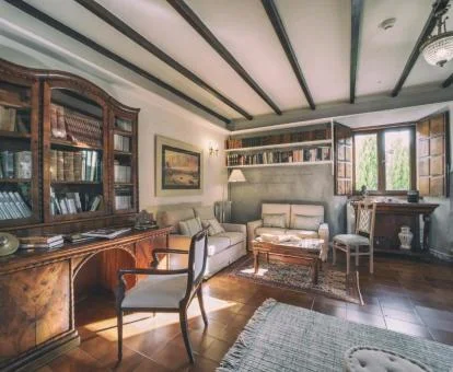 Uno de los acogedores espacios de uso compartido y estilo tradicional del hotel.