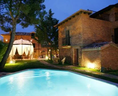 Zona exterior con jardín y piscina de este hotel romántico.