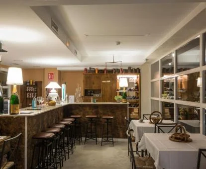 Zona de bar y comedor de este coqueto hotel solo para adultos.