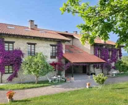 Hermoso edificio rodeado de jardines de este hotel boutique rural.